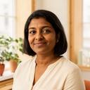 Mirka Vasanthan im hellen Büro von Mülibach Hygiene Lyss GmbH in Lyss