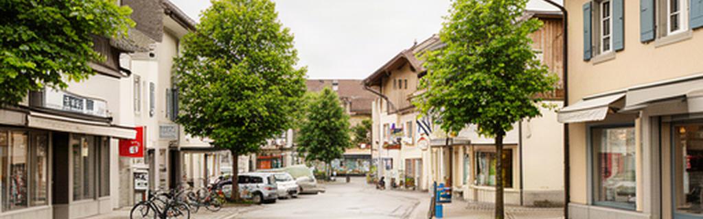 Strassenszene an der Länggasse in Lyss mit regionalem Gewerbe und ruhiger Umgebung