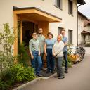Das Team von Mülibach Hygiene Lyss GmbH vor dem Firmensitz an der Länggasse in Lyss