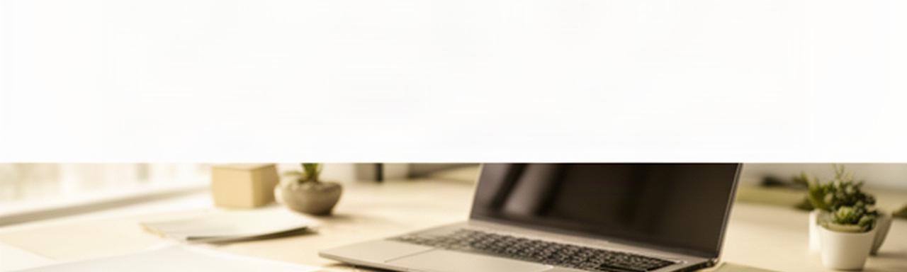 Geordnete Unterlagen und Laptop auf einem hellen Arbeitstisch in einem Büro in Lyss